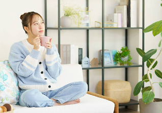 浜松で男性セラピストを検討している女性のイメージ