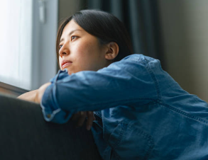 浜松で濡れにくいと悩み静かに考える女性のイメージ
