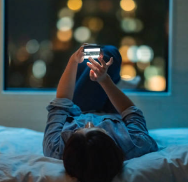 浜松で女性用風俗について夜に検索する女性のイメージ