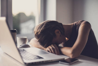 セックスレスで触れられない期間が続く女性