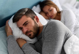 セックスレスで断られ続け自信を失う女性