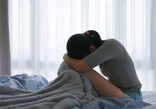 パートナーとの関係に悩み、外イキしにくい不安を抱える女性のイメージ