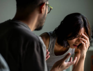 パートナーとの関係に悩み中イキできない女性のイメージ