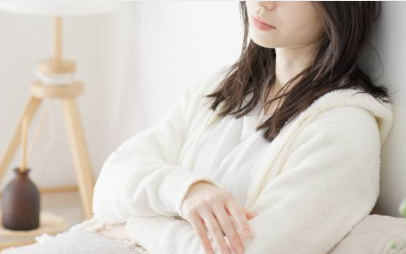 外イキはできるのに物足りなさを感じている女性のイメージ