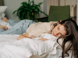 深く感じることに不安を抱えている女性のイメージ