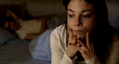 セックスに対する不安で一人考え込む女性の様子