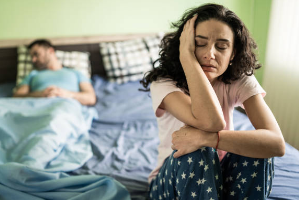 気持ちがすれ違い背を向けているカップルの様子