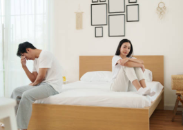 距離を取りながら関係を見直しているカップルの様子