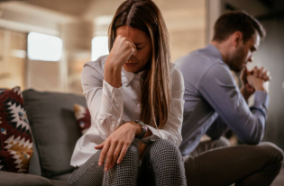 会話が減り気まずい空気になっているカップルの様子