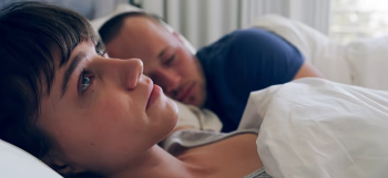 感覚が分かりにくいことに悩む女性と距離を感じるカップルの様子