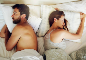 感覚の違いにより背を向け合うカップルの様子