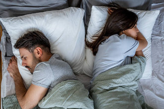 感覚のズレにより背を向けて眠るカップルの様子