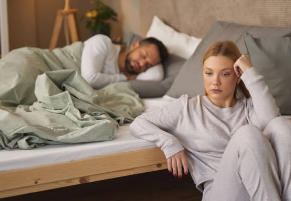 セックスが気持ちよくないことで気持ちが離れているカップルの様子