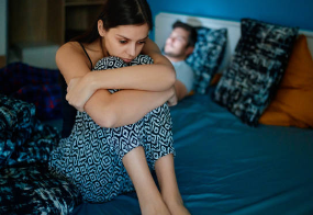 セックスが気持ちよくないことに不安を感じて横になる女性