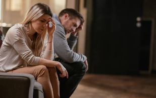 セックスが気持ちよくないことで関係に悩む女性と距離のあるカップル