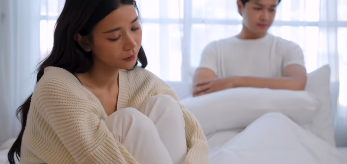 セックスが気持ちよくないことに悩む女性と距離を感じるカップルの様子