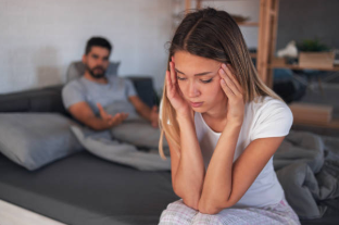 セックスが気持ちよくないことでストレスを感じる女性と距離のあるカップル
