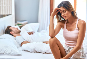 セックスに緊張してしまう女性と距離を感じるカップルの様子