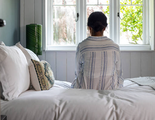 窓の外を見ながら女性の性欲について考える女性