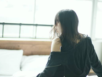 朝のベッドで女性の気持ちを考える女性