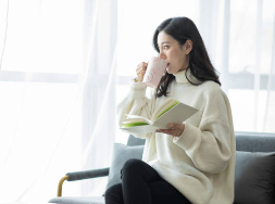 本を読みながら女性用風俗について考える女性