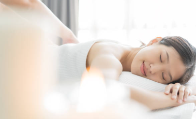 オイルマッサージを受けてリラックスしている女性