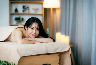 リラックスしながらオイルマッサージを受ける女性