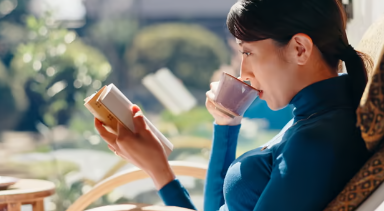 スマートフォンで女性用風俗を検索している女性