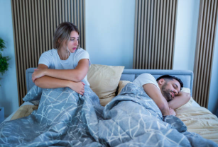 気持ちを落ち着けながら自分と向き合う女性の様子