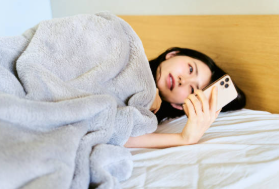 感じにくい悩みを検索する女性