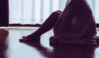 中で感じにくいことについて悩んでいる女性