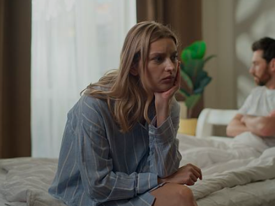 パートナーとの向き合い方を考えている女性の様子