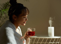 女性用風俗を利用するか悩みながら紅茶を飲む女性