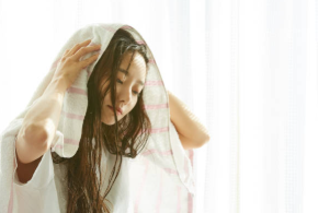 自分の体の感覚について悩み考えている女性