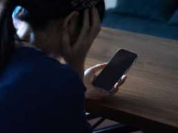 外イキできないと不安になりスマホで検索している女性