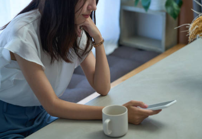中イキできないことに悩みスマホを見る女性
