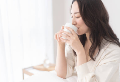 リラックスして安心した状態で過ごす女性
