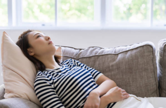 外イキしやすい状態で力を抜いてリラックスしている女性