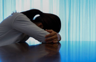 考えすぎて感覚が分からなくなり疲れてしまった女性
